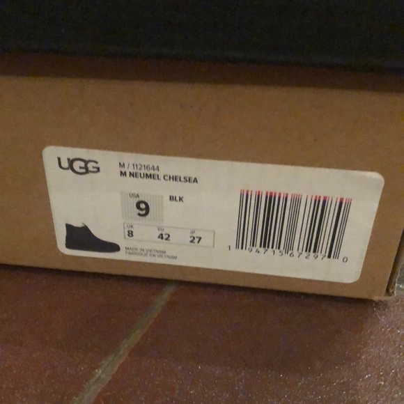 Mens size 9 or Women’s 10 unisex UGGs - Picture 2 of 5